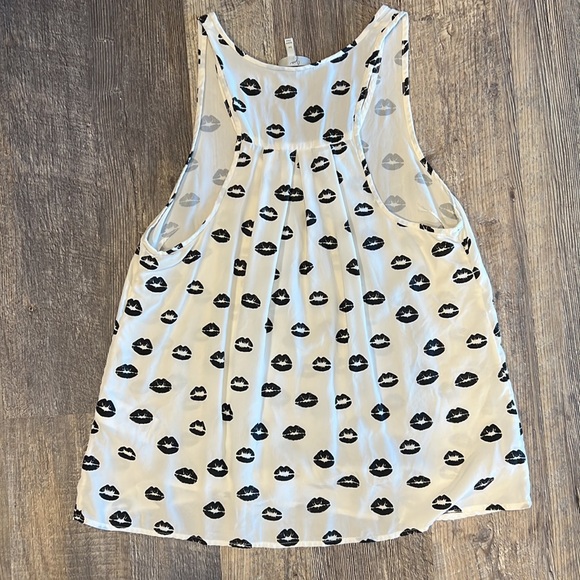 Tank Top 👄 - Picture 2 of 3